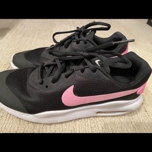 Nike air girls size 4